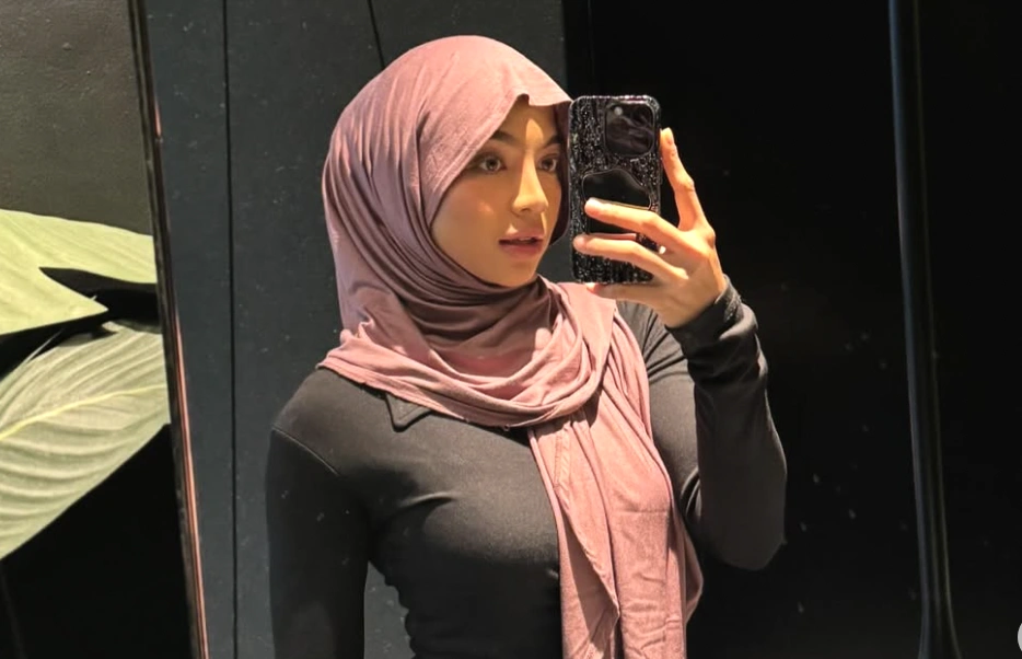 Oklin Fia diajak check in pemain bola nasional. [Instagram]