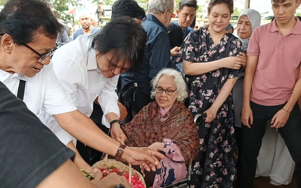 Once Ftnews Raka 3Once Mekel mengantar sang mertua ke peristirahatan terakhirnya di TPU Tanah Kusir. [FTNews/Raka]
