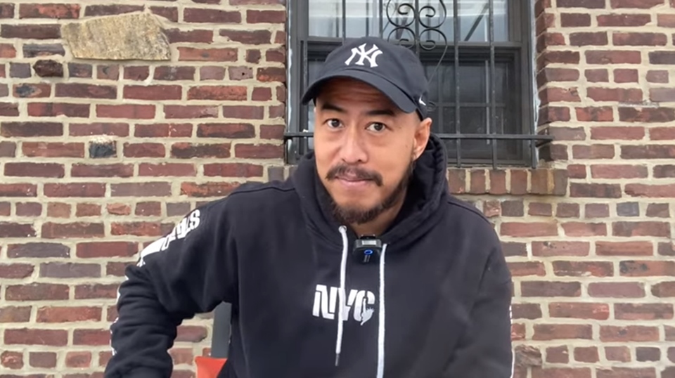 Jenaka Tapi Menohok, Lihat Cara Pandji Pragiwaksono Balas Buzzer yang Bilang Sok Inggris