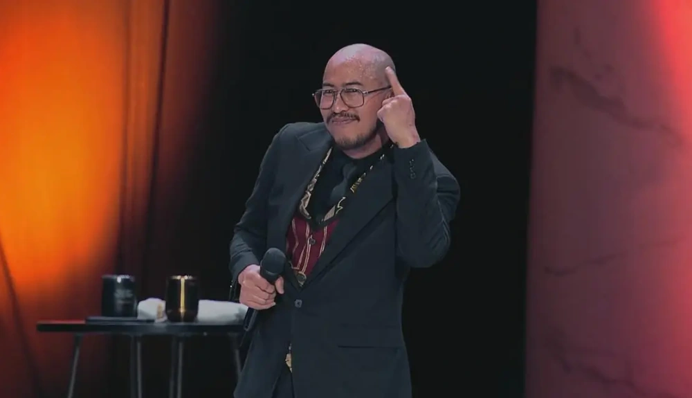 Pandji Pragiwaksono saat pertunjukan Mens Rea. [Netflix]