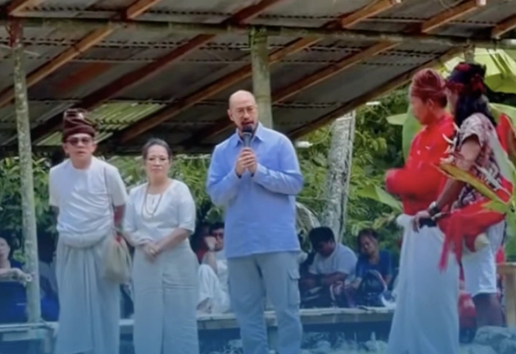 Pandji Pragiwaksono Menjalani Proses Peradilan Adat Di Toraja (Instagram/Infotoraja)