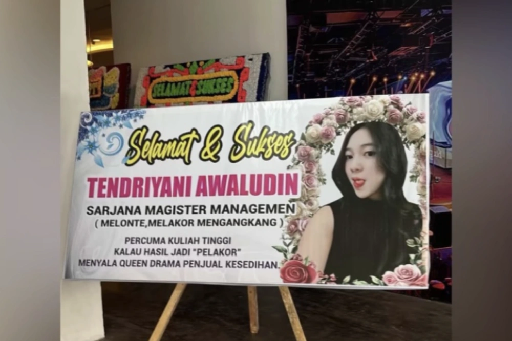 Papan Dari Istri Sah Untuk Tendriyani Awaludin Lulusan STIE 66 Kendari