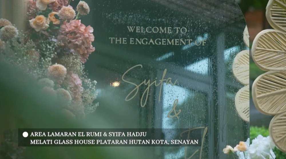 Papan Penyambut Tamu Bertuliskan Welcome To The Engagement Of Syifa El [Sumber: Youtube]