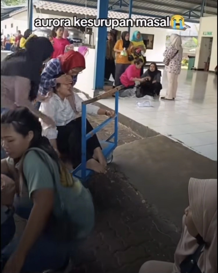 Para Karyawan Yang Kesurupan Berusaha Ditenangkan (Instagram)