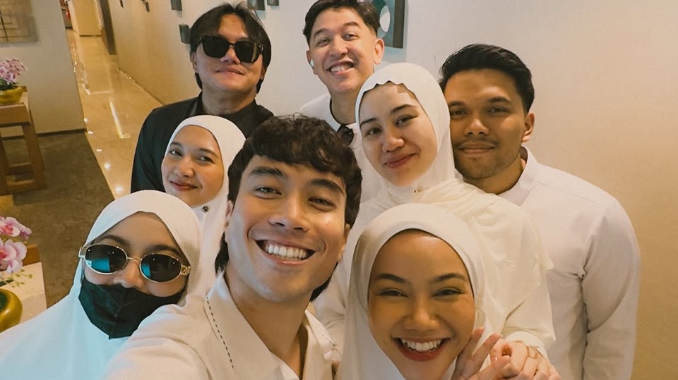 6 Pasangan Seleb Pergi Umrah di Awal Tahun 2025