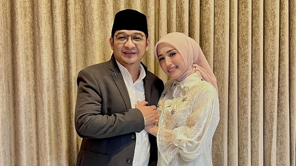 Gaya Kerudung Istri Pasha Ungu Saat Kampanye Dipertanyakan