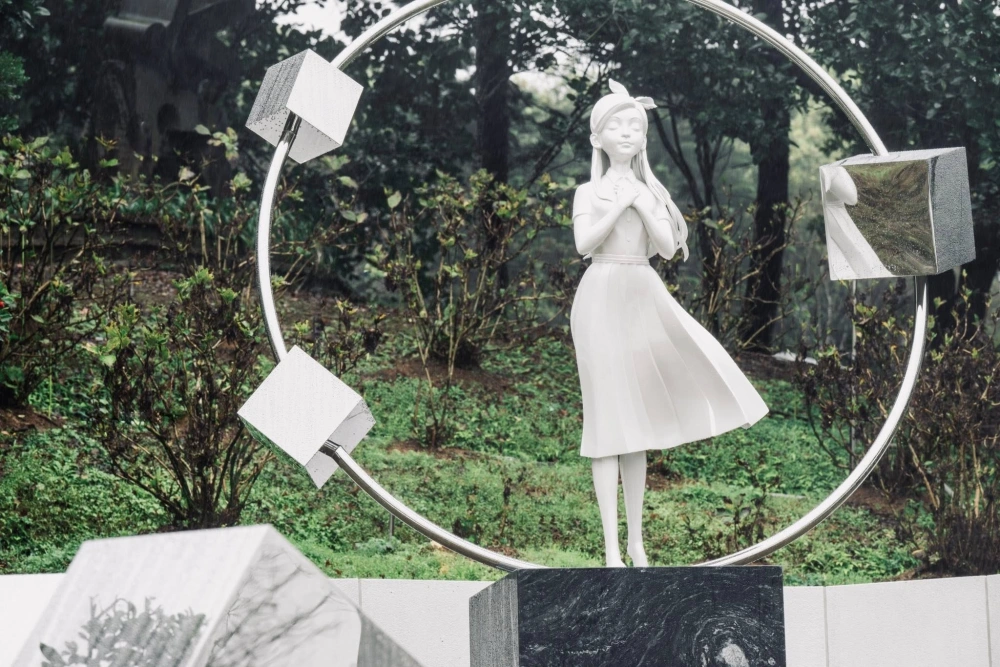 Patung Barbie Hsu diresmikan di pemakamannya di peringatan 1 tahun kepergiannya. [Facebook]