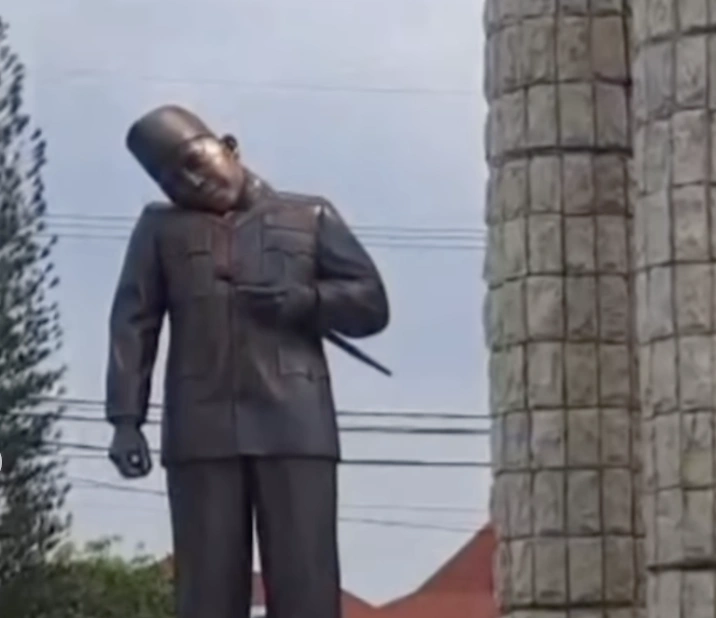 Patung Soekarno Di Indramayu Miring. [Instagram]