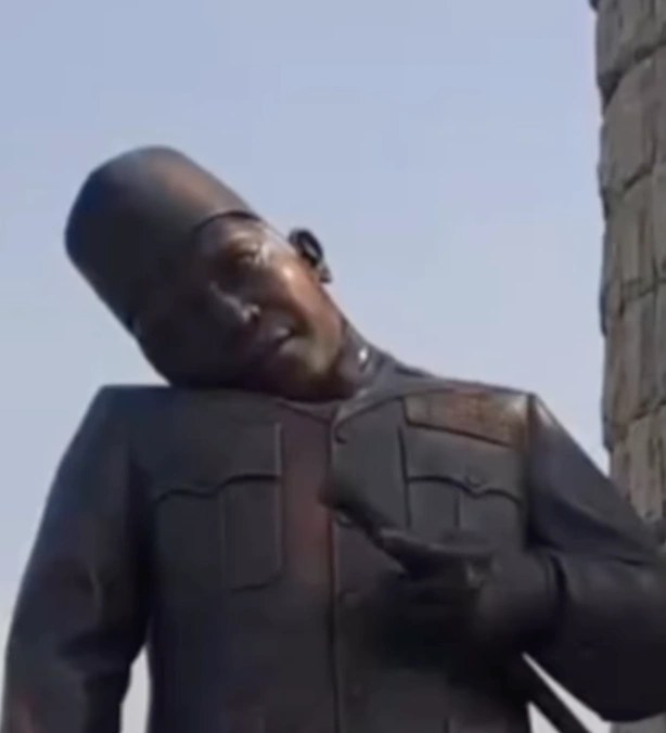 Patung Soekarno Di Indramayu Miring. [Instagram]