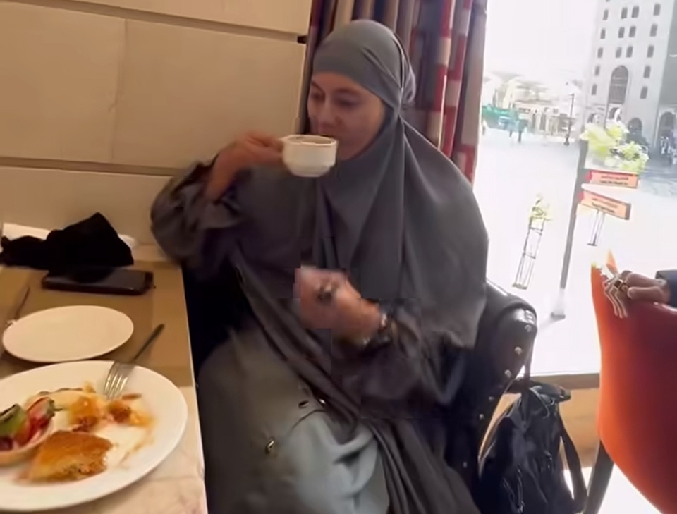 5 Potret Cantik Paula Verhoeven Umrah Tanpa Suami, Didoakan Para Rekan Artis