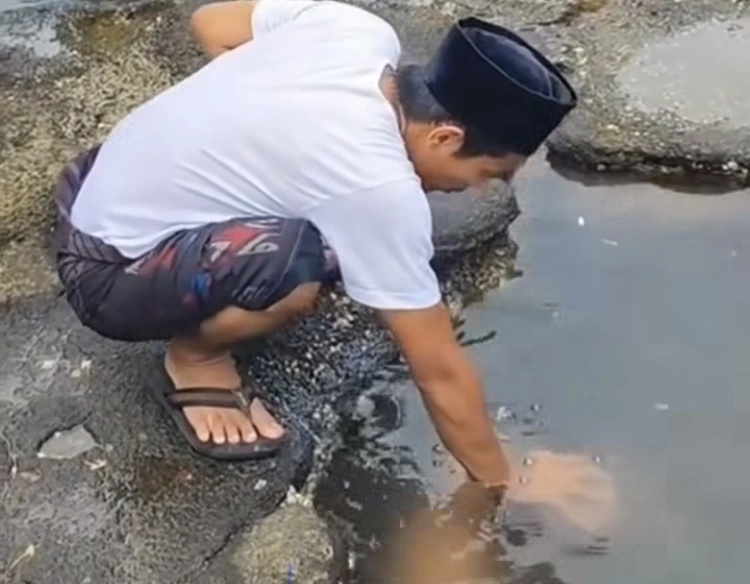 Pelaku Ritual Mandi Celup Yang Dibenamkan Di Air [Instagram]