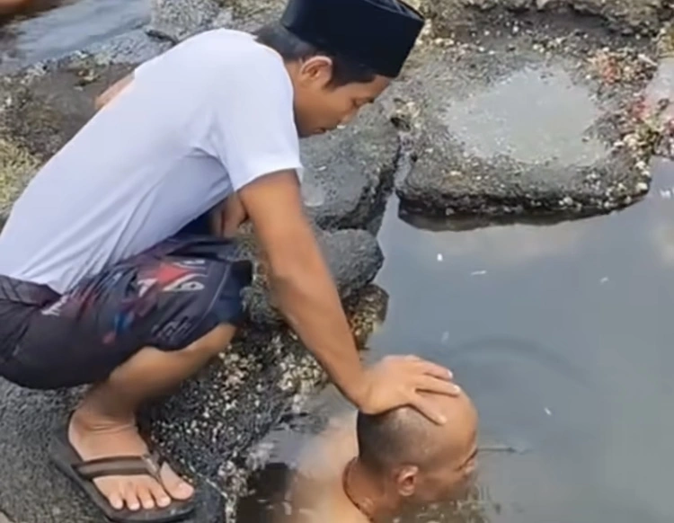 Pelaku Ritual Mandi Celup Yang Kepalanya Ditekan Masuk Ke Air [Instagram]