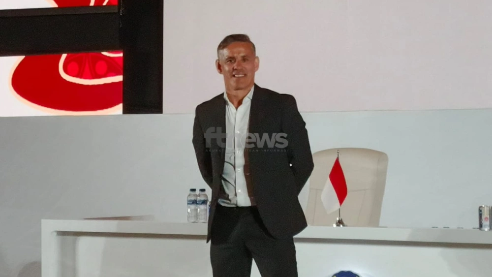 Pelatih Timnas Indonesia John Herdman diperkenalkan ke publik dalam konferensi pers di Jakarta, Selasa (13/1/2026). [Indopop/Selvianus Kopong Basar]