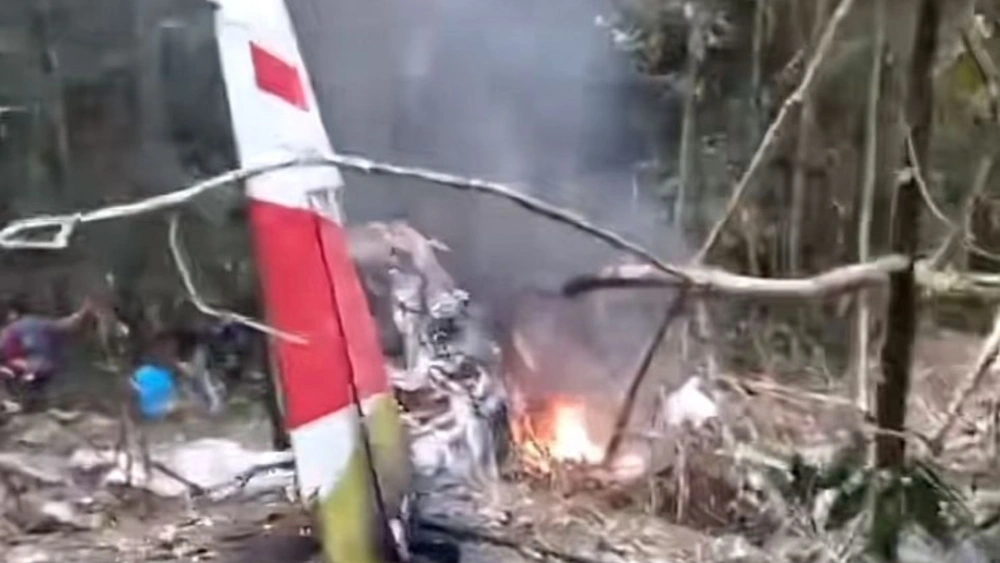 Pilot pesawat Pelita Air dikabarkan berhasil selamat setelah terjun menggunakan parasut dan dievakuasi warga. [TikTok]