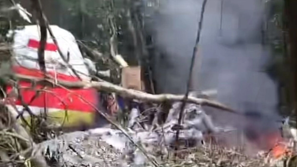 Tim SAR dan warga setempat melakukan pencarian di lokasi kecelakaan pesawat Pelita Air di kawasan hutan perbukitan Krayan. [TikTok]