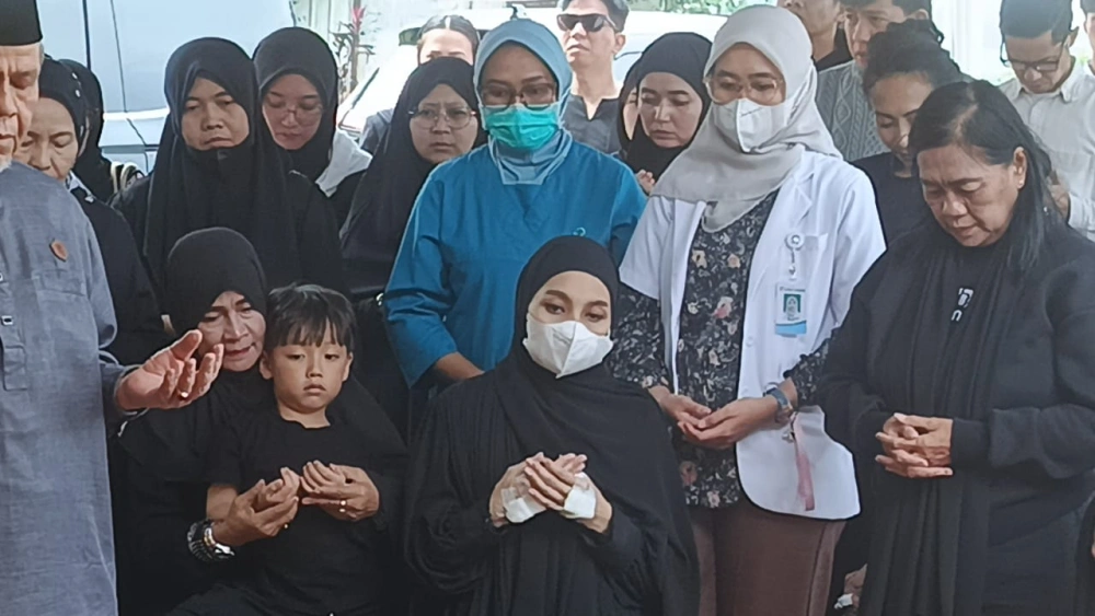 Pemakaman anak Rizal Armada dan Monica Imas. [Selvianus Kopong Basar]