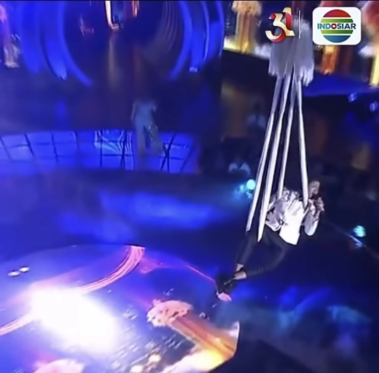 Penampilan Epic Valen Nyanyi Sambil Bergelantungan [Instagram]