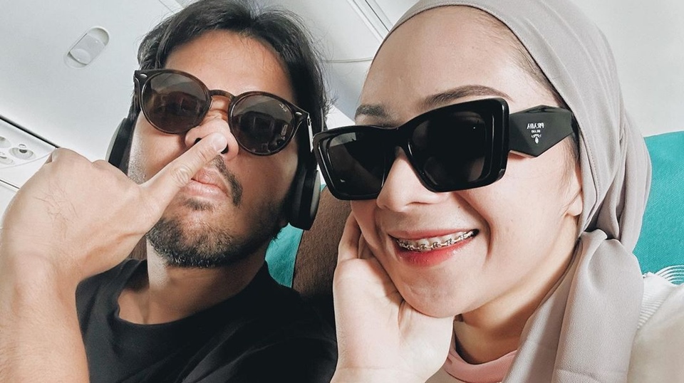 Ira Nandha Ajak Suaminya ke Acara Pengajian, Muka Elmer Tampak Ogah-Ogahan