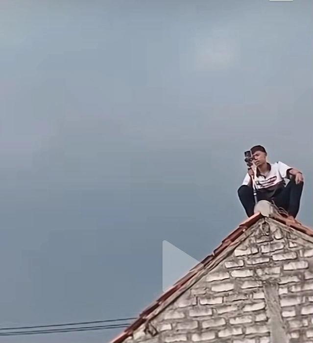 Pendukung Valen Yang Nonton Konser Di Genteng Rumah [Instagram]