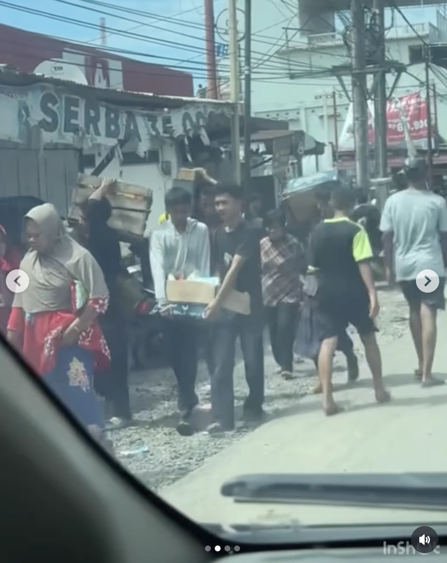 Penjarah Minimarket di Sibolga. [Instagram]