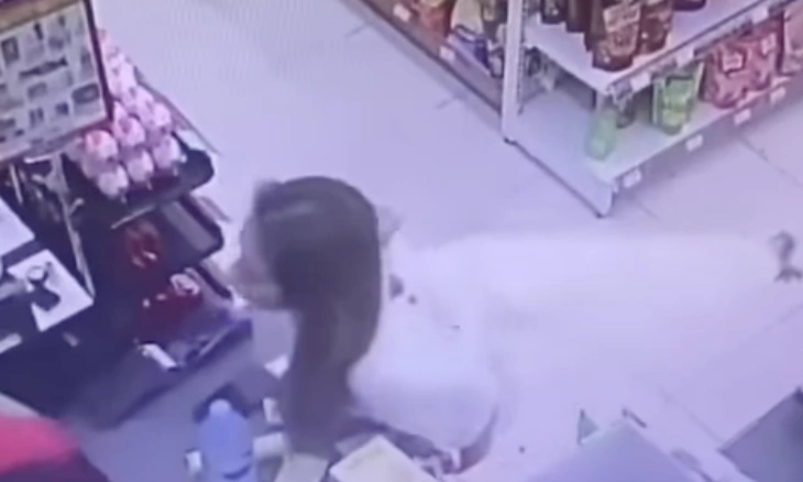 Perempuan pamer pakaian dalam di depan kasir minimarket diduga Alfamidi. [Instagram]