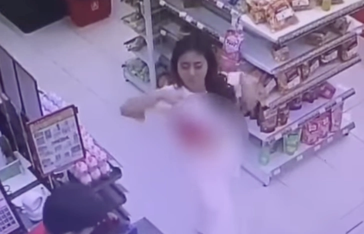 Perempuan pamer pakaian dalam di depan kasir minimarket diduga Alfamidi. [Instagram]