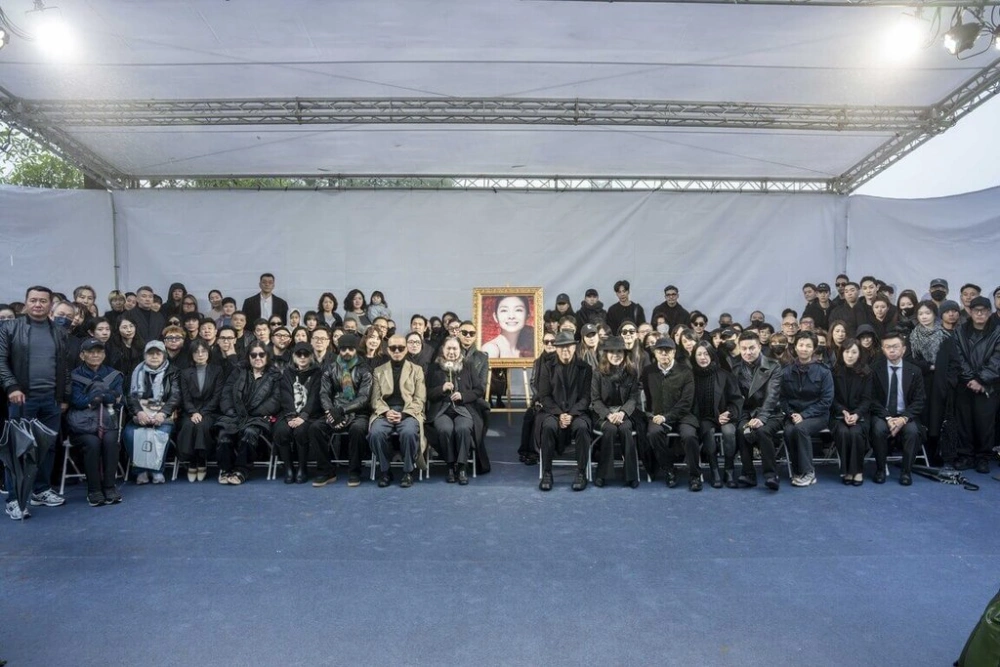 Rangkaian acara peringatan setahun kepergian Barbie Hsu. [Facebook]