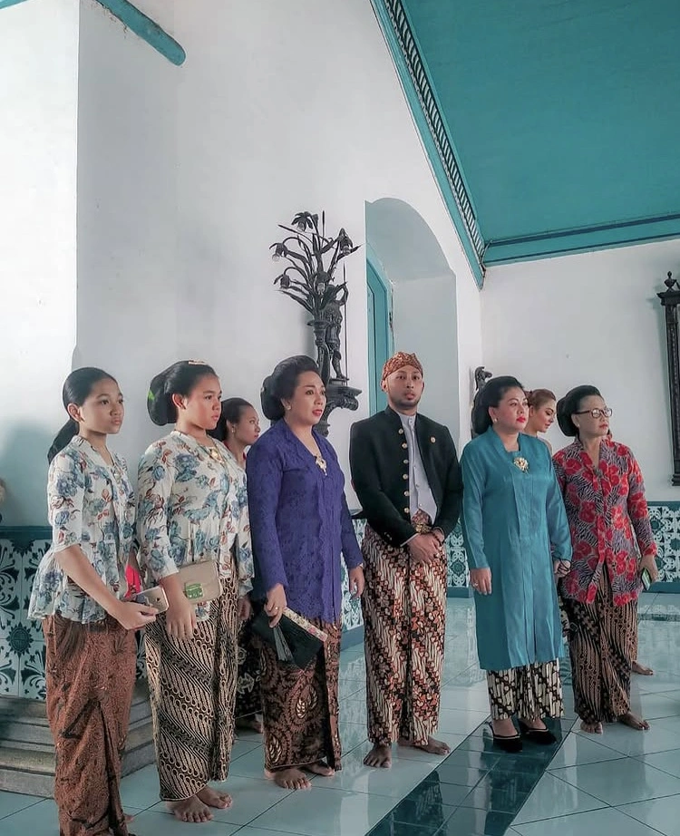 Permaisuri Pakubuwono XIII Bersama Para Keponakannya (Instagram)