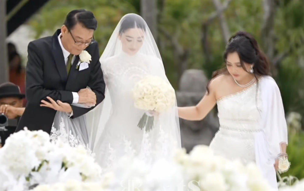 Pernikahan Ranty Maria dan Rayn Wijaya. [YouTube/TS Media]