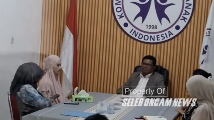 Pertemuan Inara Rusli dengan Komnas PA. [YouTube/Seleboncamnews]