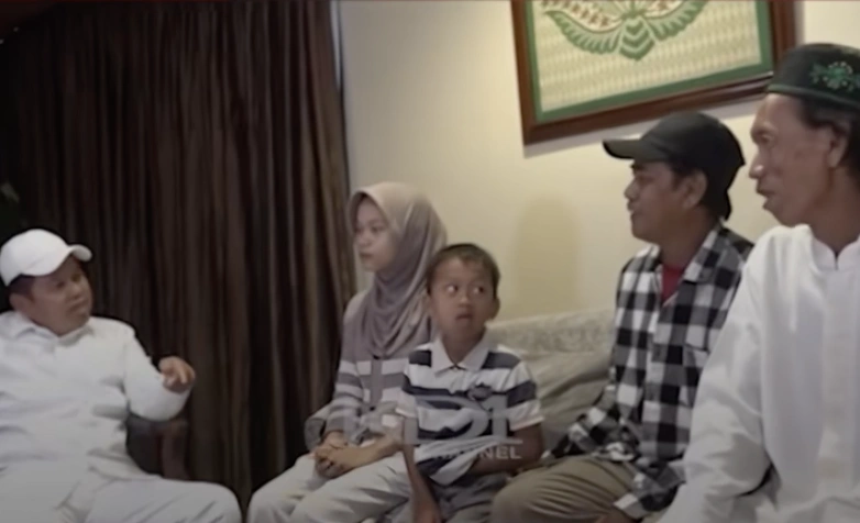 Pertemuan KDM dengan Suderajat penjual es kue jadul. [TikTok]