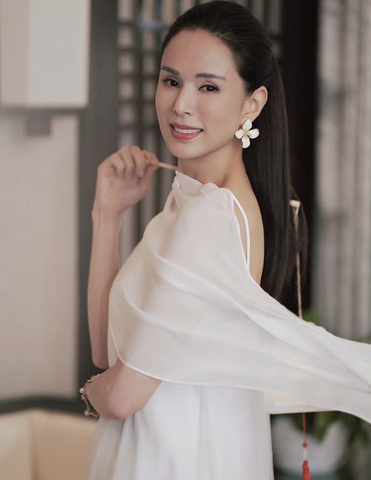Pesona Carman Lee Di Usia 59 Tahun (Instagram)