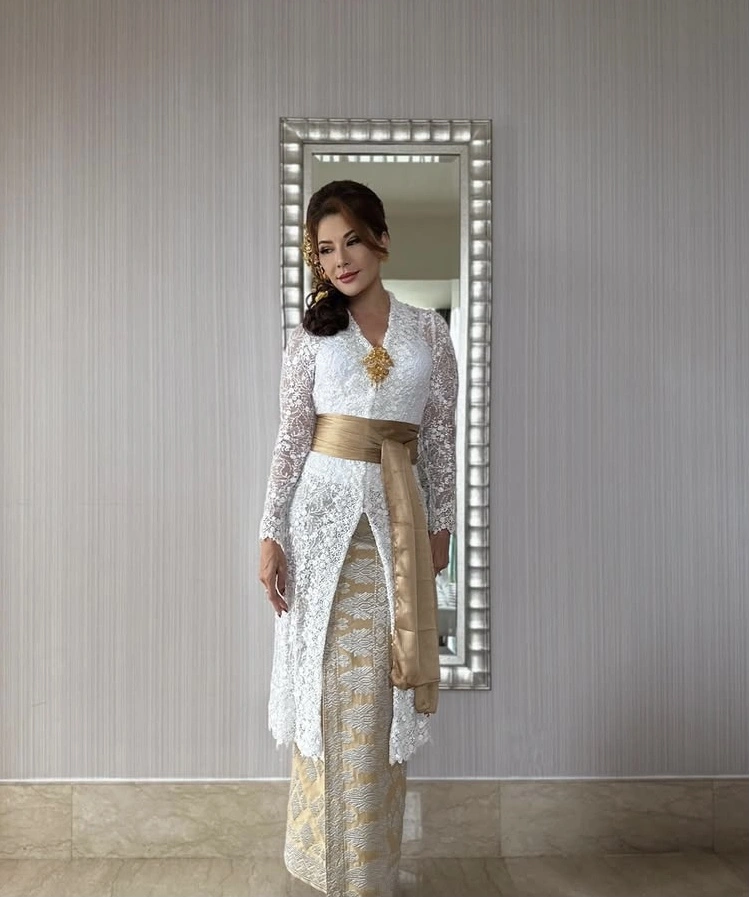 Pesona Tamara Bleszinsky Dalam Balutan Kebaya Bali (Instagram)