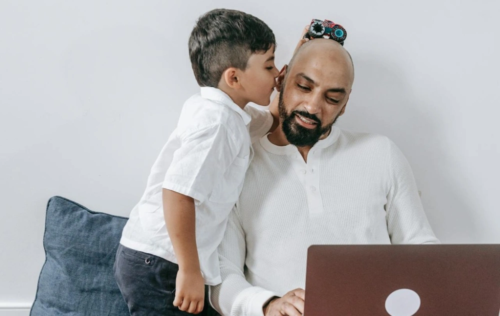 Ilustrasi seorang ayah mendapat ucapan selamat Hari Ayah dari putranya. [Pexels/Timur Weber]