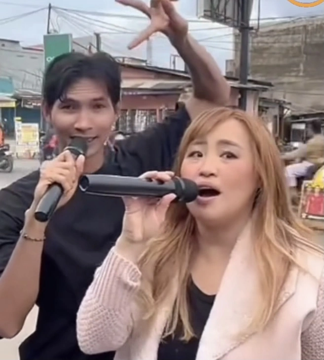 Pinkan Mambo Ngamen Bersama Suaminya Arya Khan [Instagram]