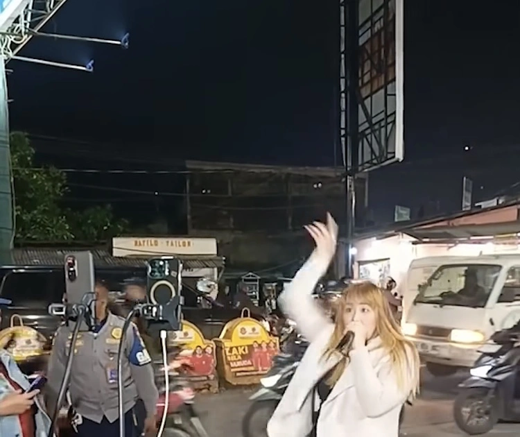 Pinkan Mambo Ngamen Sambil Live Tiktok Di Pinggir Jalan [Instagram]
