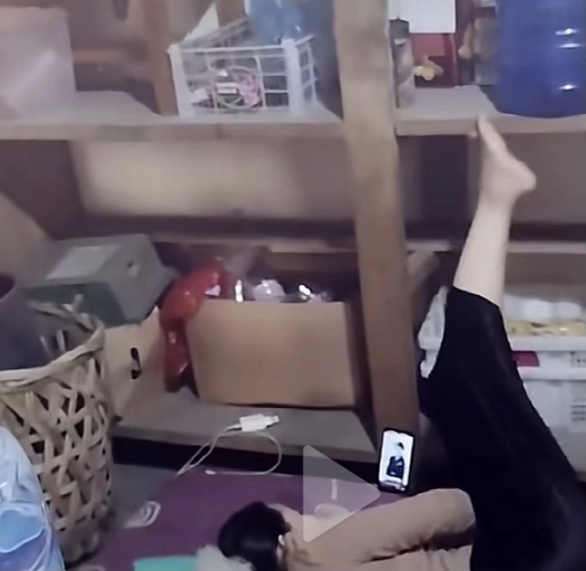 Posisi Tiduran Wanita Dalam Video Botol Aqua 1 [Tiktok]