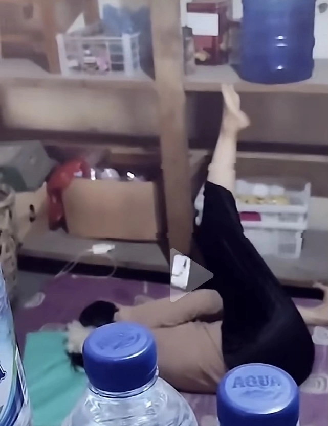 Posisi Tiduran Wanita Dalam Video Botol Aqua 2 [Tiktok]