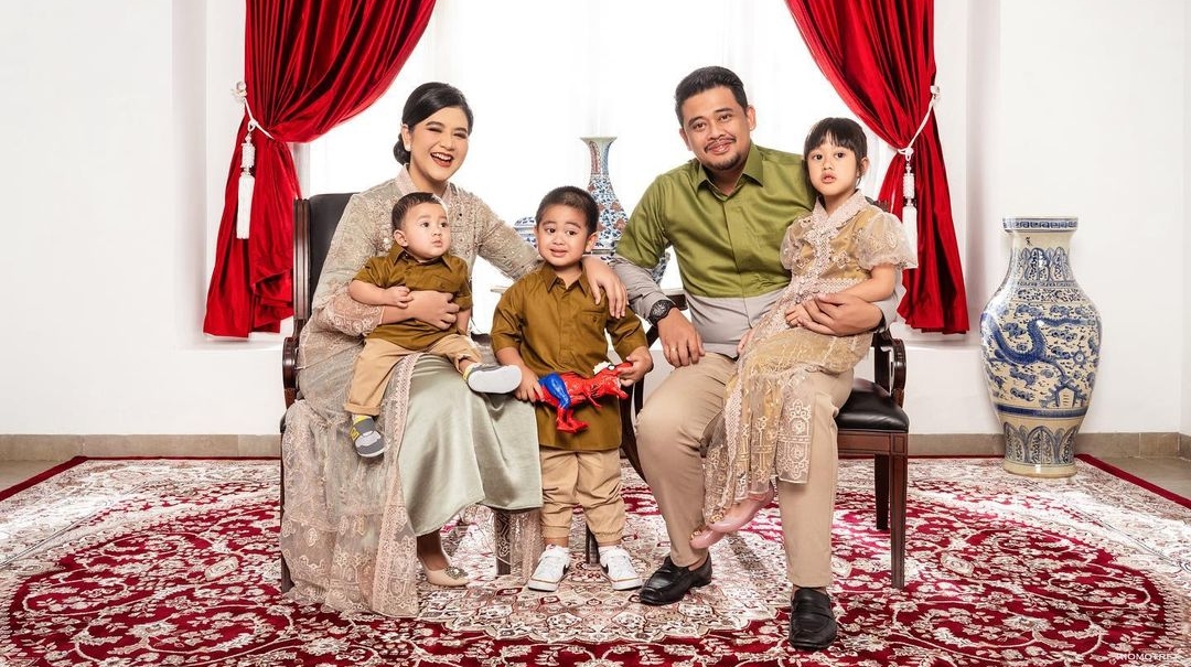 3 Potret Keluarga Bobby Nasution dan Kahiyang Ayu, Dot Nahyan Bikin Salfok