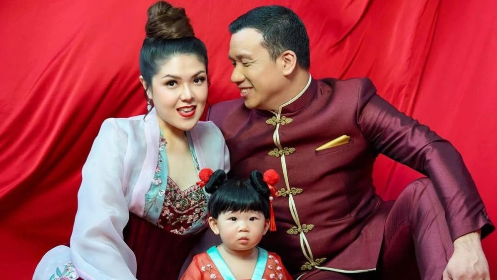 Potret Tina Toon Dan Keluarga Instagram