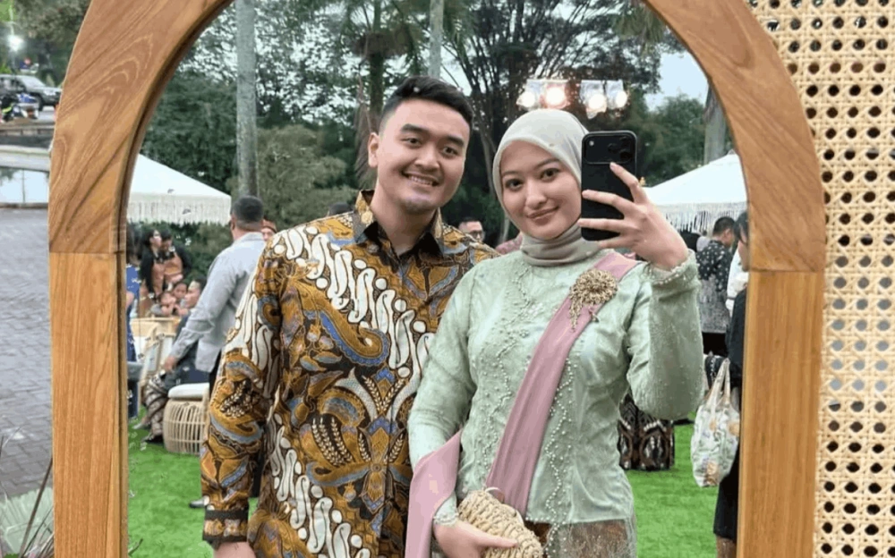 Puteri Modiyanti  bersama kekasih di pernikahan Dharma Mangkuluhur. [Instagram]