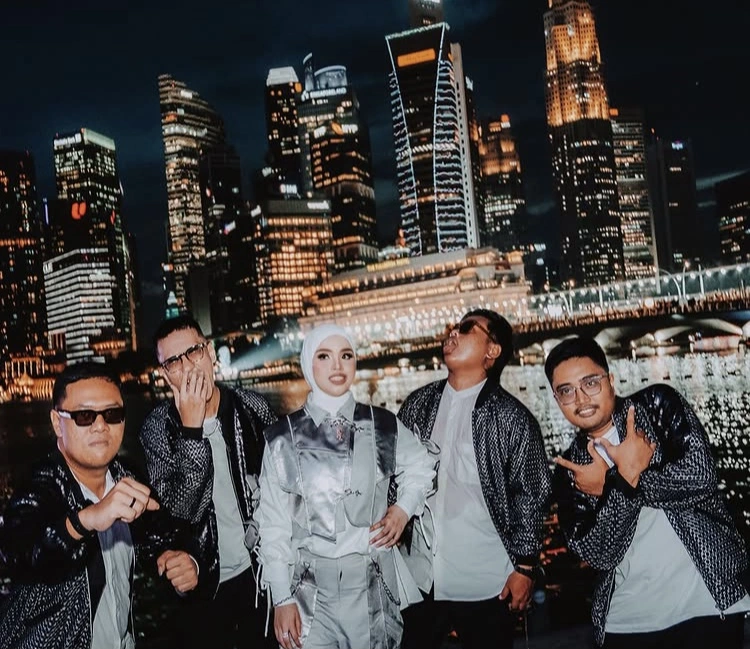 Putri Ariani Bersama Band Nya Di Singapore (Instagram)