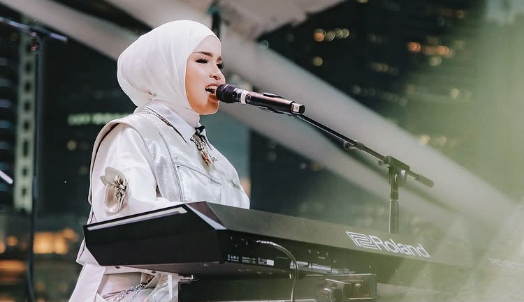 Siapa Putri Ariani yang Cover Lagu Golden di F1 Singapore 2025? Ini Profil Lengkapnya