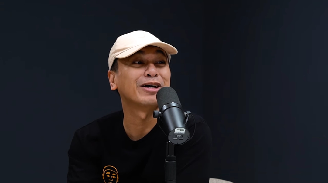 Raditya Dika Manggung Bareng Orangtua Murid, Netizen Salfok Sama Sandal Crocs Putihnya