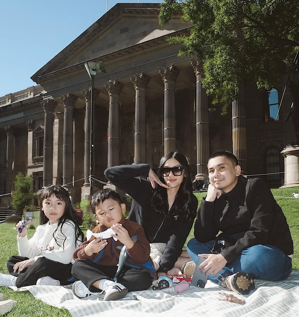 Raditya Dika Boyong Keluarga ke Luar Negeri di Momen Libur Lebaran [Instagram]