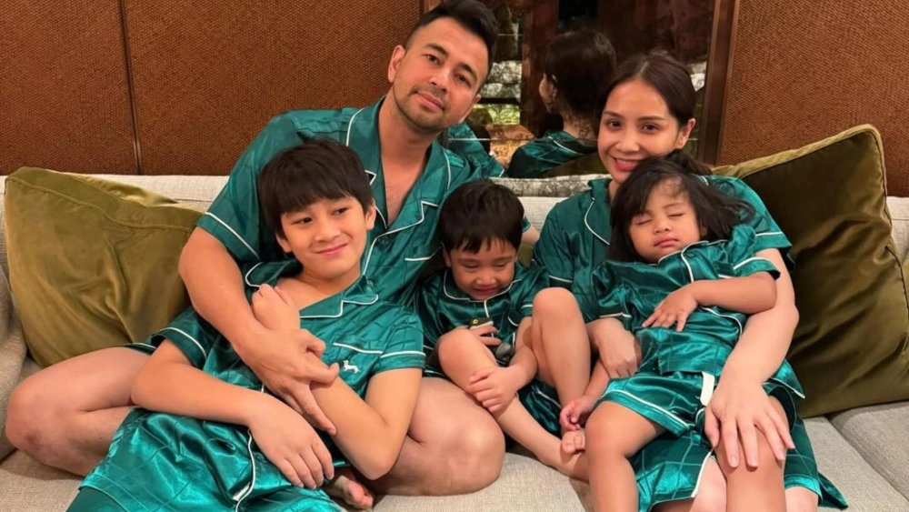 Lucunya sekeluarga kompak memakai piyama yang senada. [Instagram]