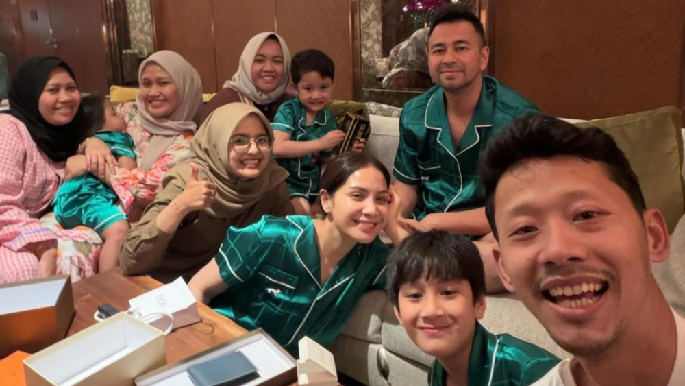 Tak hanya bersama keluarga, karyawan Raffi dan Nagita juga ikur merayakan momen ultah tersebut. [Instagram]