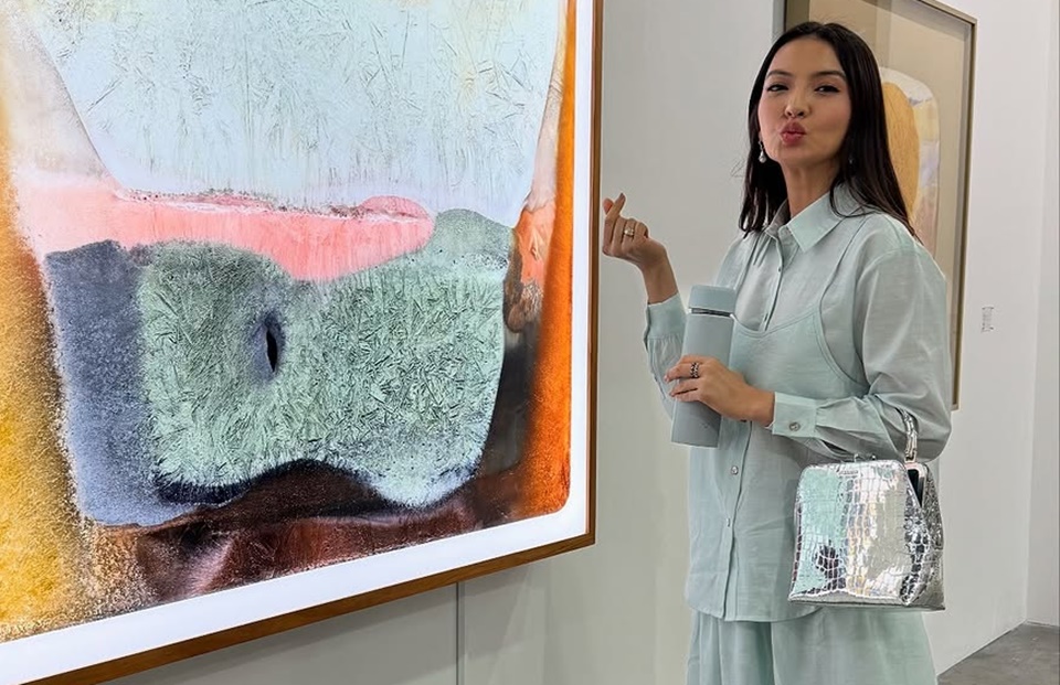 Raline Shah Tenteng Tas Mewah Unik Super Ngejreng [Instagram]