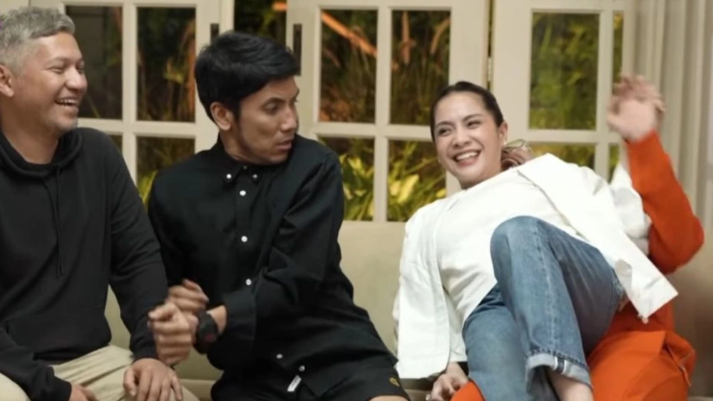 Ekspresi Desta melihat Nagita duduk di pangkuan Raffi bikin ngakak. [YouTube]