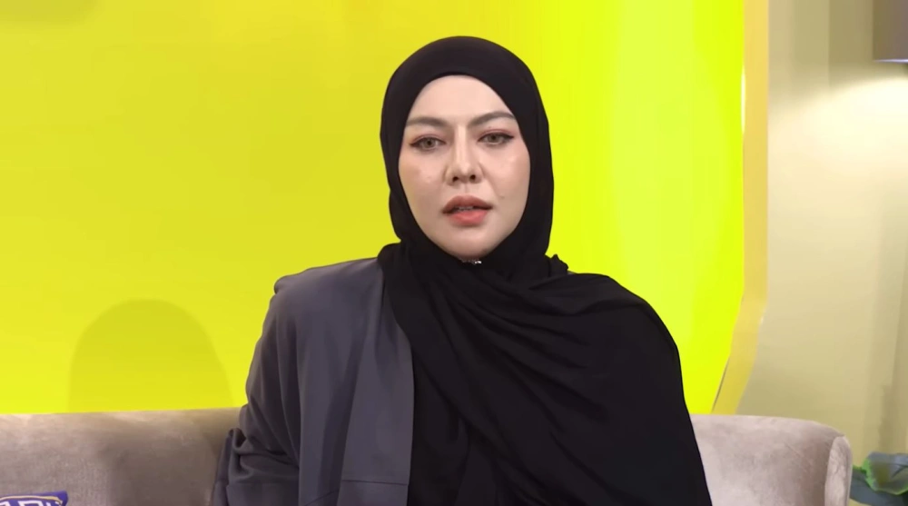 Ratu Rizky Nabila Ingin Minta Maaf Ke Keluarga Tika Usai Jadi Istri Kedua Pesulap Merah [sumber: Youtube C8 Podcast]